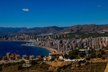 Bir yaz günü Benidorm şehrinin yakınındaki İspanyol sahilinde güzel bir manzara.
