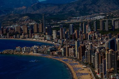 Bir yaz günü Benidorm şehrinin yakınındaki İspanyol sahilinde güzel bir manzara.