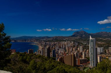 Bir yaz günü Benidorm şehrinin yakınındaki İspanyol sahilinde güzel bir manzara.