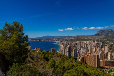Bir yaz günü Benidorm şehrinin yakınındaki İspanyol sahilinde güzel bir manzara.