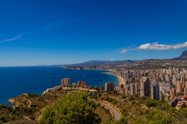 Bir yaz günü Benidorm şehrinin yakınındaki İspanyol sahilinde güzel bir manzara.