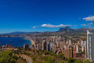 Bir yaz günü Benidorm şehrinin yakınındaki İspanyol sahilinde güzel bir manzara.