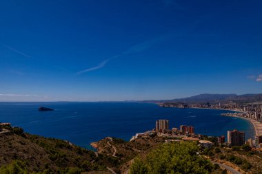 Bir yaz günü Benidorm şehrinin yakınındaki İspanyol sahilinde güzel bir manzara.