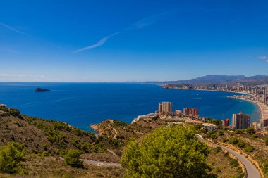 Bir yaz günü Benidorm şehrinin yakınındaki İspanyol sahilinde güzel bir manzara.