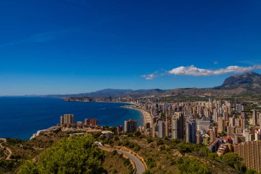 Bir yaz günü Benidorm şehrinin yakınındaki İspanyol sahilinde güzel bir manzara.