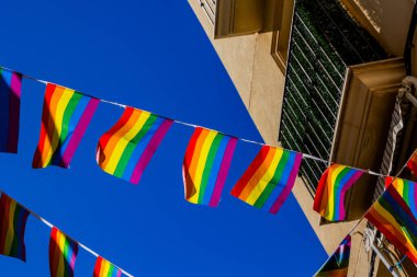 İspanyol şehrinde gökyüzüne karşı küçük gökkuşağı bayrağı
