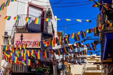 İspanyol şehrinde gökyüzüne karşı küçük gökkuşağı bayrağı