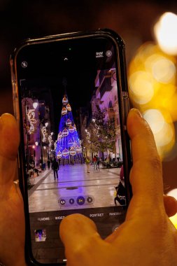 Alicante şehrinde gece güzel Noel süslemeleri