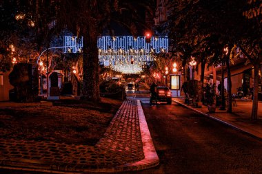 Alicante şehrinde gece güzel Noel süslemeleri