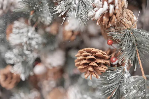 Güzel Noel süslemeleri Kahverengi küçük çam kozalakları