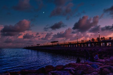 Alicante 'de deniz kenarında güzel bir gün batımı