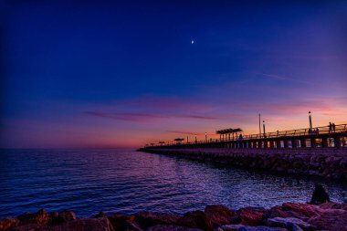 Alicante 'de deniz kenarında güzel bir gün batımı