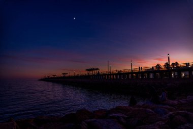 Alicante 'de deniz kenarında güzel bir gün batımı