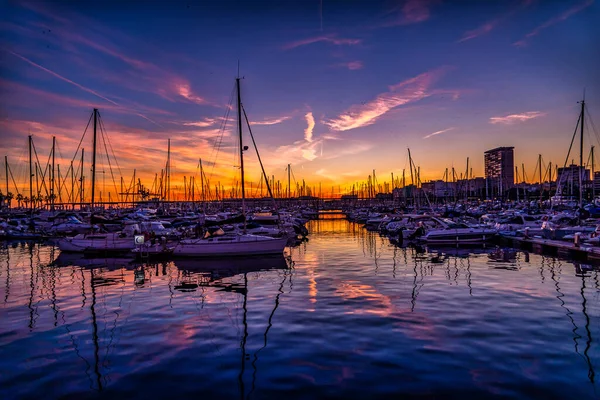 Alicante 'de deniz kenarında güzel bir gün batımı
