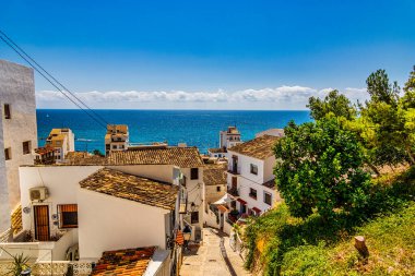 İspanya 'nın Altea şehrinde bir yaz gününde güzel şehir dar sokakları