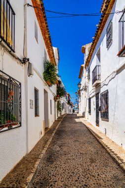 İspanya 'nın Altea şehrinde bir yaz gününde güzel şehir dar sokakları