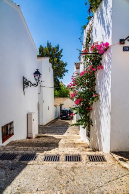 İspanya 'nın Altea şehrinde bir yaz gününde güzel şehir dar sokakları