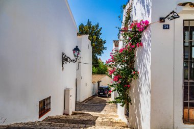 İspanya 'nın Altea şehrinde bir yaz gününde güzel şehir dar sokakları