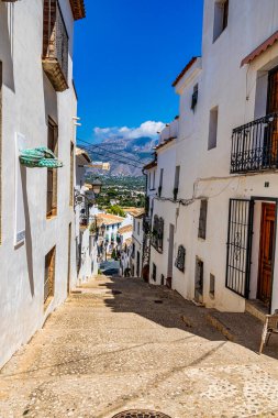 İspanya 'nın Altea şehrinde bir yaz gününde güzel şehir dar sokakları
