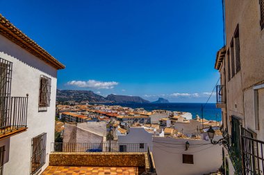 İspanya 'nın Altea şehrinde bir yaz gününde güzel şehir dar sokakları