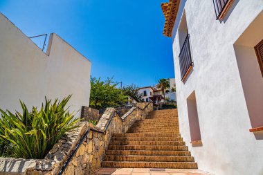 İspanya 'nın Altea şehrinde bir yaz gününde güzel şehir dar sokakları