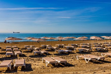 Sicak bir yaz sabahinda Alicia 'da guzel bir plaj. 