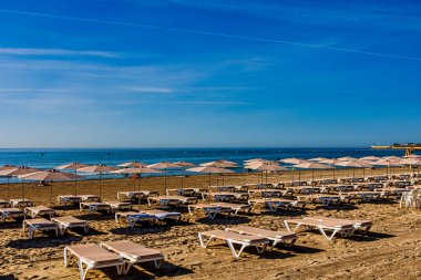 Sicak bir yaz sabahinda Alicia 'da guzel bir plaj. 