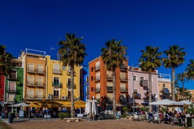 İspanya 'nın Villajoyosa şehrinden güzel renkli şehir manzarası