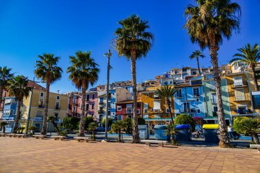İspanya 'nın Villajoyosa şehrinden güzel renkli şehir manzarası
