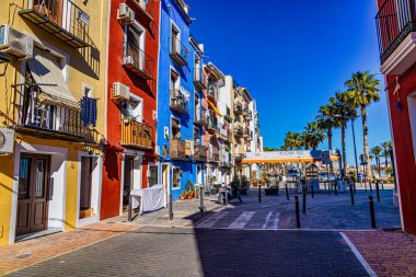 İspanya 'nın Villajoyosa şehrinden güzel renkli şehir manzarası