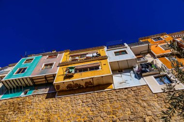İspanya 'nın Villajoyosa şehrinden güzel renkli şehir manzarası