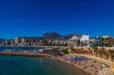 Güneşli bir günde İspanya 'nın Benidorm şehrinin güzel manzarası