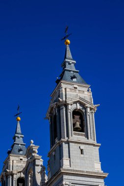 Güneşli bir günde Madrid 'deki güzel Almudena Katedrali