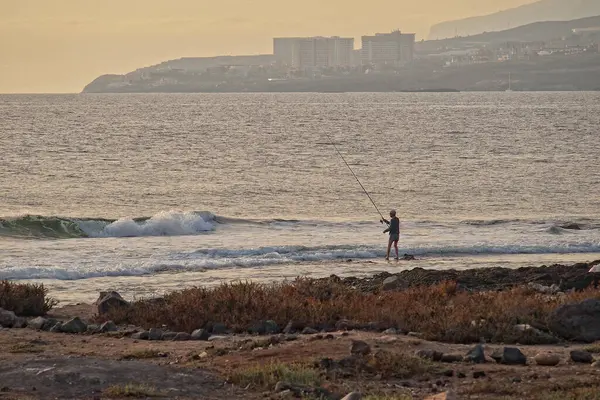 Tenerife adasının okyanus kıyısında bir balıkçıyla güzel bir manzara.