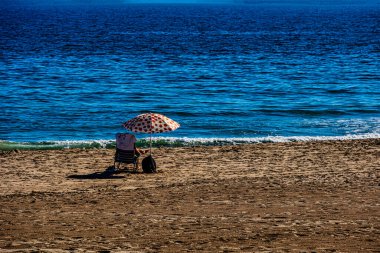 Güzel boş bir sahil, tek bir tatil manzarası var.