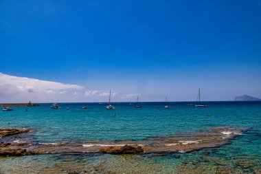 İspanya, Calpe plajlı güzel bir manzara. Bir yaz günü.