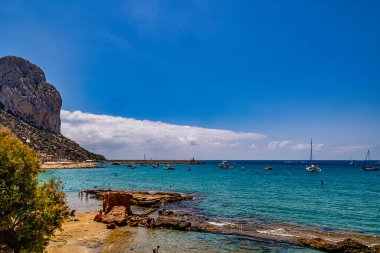 İspanya, Calpe plajlı güzel bir manzara. Bir yaz günü.