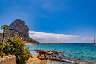 İspanya, Calpe plajlı güzel bir manzara. Bir yaz günü.