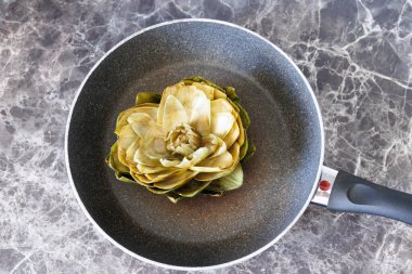 güzel büyük yeşil kardoonlar tavada