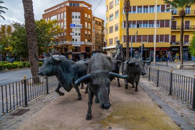 Alicante İspanya 'daki güzel boğa heykeli