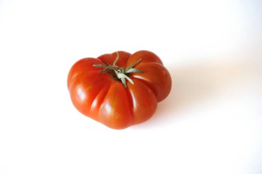 Beyaz izole arkaplanda güzel kırmızı büyük domates