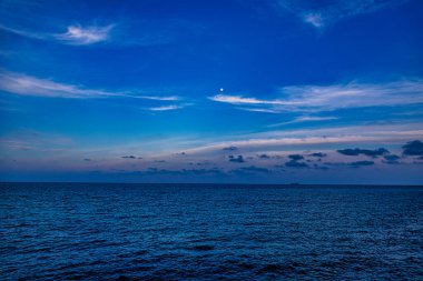 Güneşli bir günde güzel sakin mavi deniz manzarası Alicante İspanya