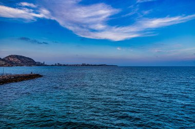 Güneşli bir günde güzel sakin mavi deniz manzarası Alicante İspanya