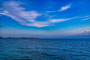 Güneşli bir günde güzel sakin mavi deniz manzarası Alicante İspanya