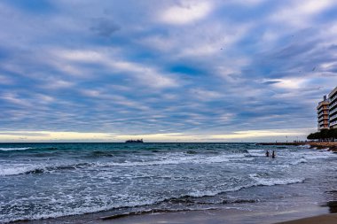 Güneşli bir günde güzel sakin mavi deniz manzarası Alicante İspanya
