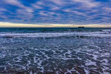 Güneşli bir günde güzel sakin mavi deniz manzarası Alicante İspanya