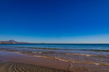 Güneşli bir günde güzel sakin mavi deniz manzarası Alicante İspanya