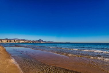 Güneşli bir günde güzel sakin mavi deniz manzarası Alicante İspanya