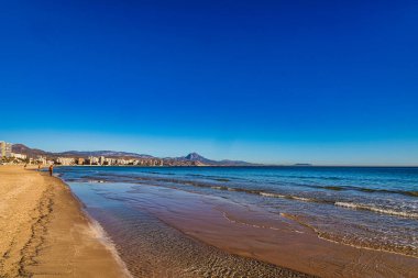 Güneşli bir günde güzel sakin mavi deniz manzarası Alicante İspanya