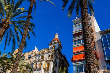 Güneşli bir günde güzel İspanyol şehri Alicia.